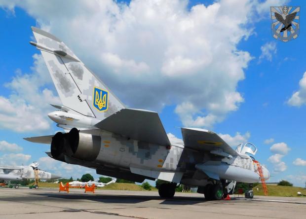 Літаки Су-24М на наземній стоянці, фото - прес-служба 7 бригади тактичної авіації