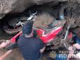 Спантеличив навіть копів: На Житомирщині злодій закопав украдений мотоцикл у подвір’ї (фото)
