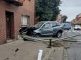 На великій швидкості, майже не гальмував: У Польщі українець влетів на авто в будинок, де спала родина (фото, відео)