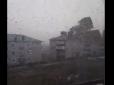 У Росії ураганний вітер з легкістю зірвав дахи з десятків будівель: Моторошний момент потрапив на відео
