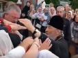 Коронавірус? Ні, не чули! У Почаєві натовп людей обціловував руки предстоятелю УПЦ МП Онуфрію (відео)