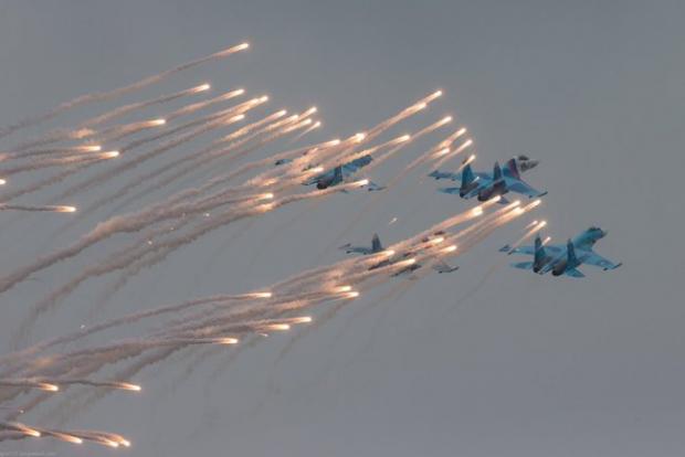 Демонстрація роботи системи відстрілу теплових пасток екіпажами російських Су під час показових польотів.