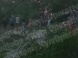 Кинули дерево на колію та закидали камінням: У Києві роми влаштували засідку на пасажирський потяг (відео)