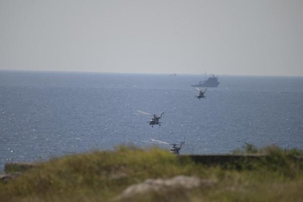 Морська піхота на гвинтокрилах під прикриттям кораблів ВМС України готується до висадки на острів Зміїний