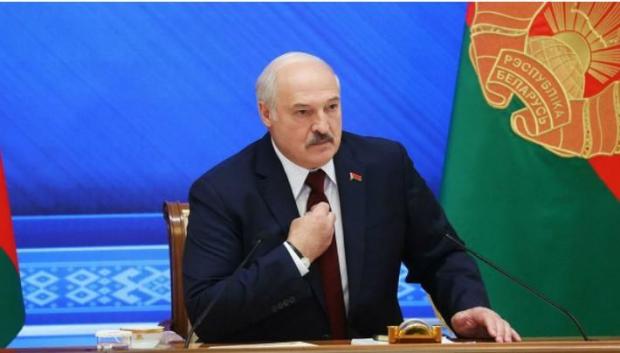 "Что с ним произошло?" - хромающий Лукашенко в Минске удивил Сеть - появилось видео 