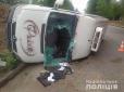 Трагедія у Харкові: Мікроавтобус перекинувся серед дороги, бо водію раптово стало зле (фото)