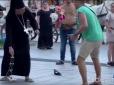 Із матюками розмахував кадилом та гнався за хлопцем: Пранкер у рясі священика зняв провокативне відео у центрі Львова