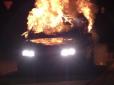 Побачив палаючу автівку, в котрій кричала людина: Одесит, незважаючи на вогонь і ризик для власного життя, врятував затиснутого водія (відео)