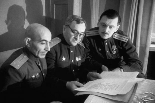 Письменник Ель-Регістан, композитор Александров і поет Михалков виконують наказ товариша Сталіна - дати новий гімнСРСР. 1943 рік