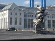 Яка страна, такі і пам'ятники: У Москві встановили скульптуру у вигляді великої купи 