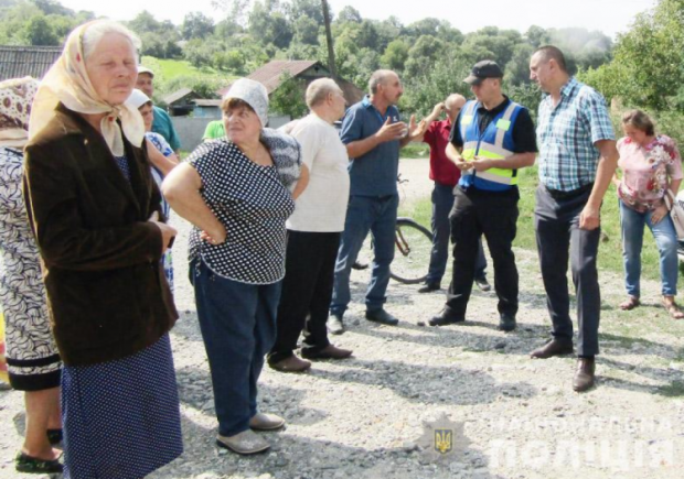 На Хмельниччині селяни хотіли повалити вишку мобільного зв"язку (ФОТО)