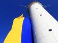 Свято наближається: Знаменитий Воронцовський маяк Одеси прикрасили величезним синьо-жовтим прапором