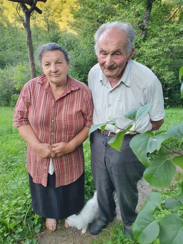 Іван Мирон із дружиною Христиною й кицею Кудрею. Фото автора