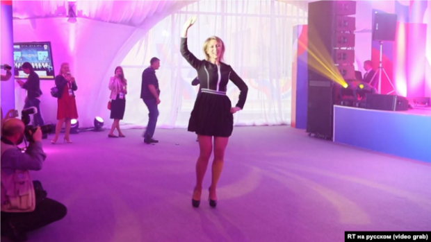 Речниця МЗС Росії Марія Захарова танцює на саміті Росія – ASEAN, 2016 рік