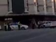 У центрі Києва спецгрупа поліції грубо порушила ПДР і важко таранила чужу автівку (відео)