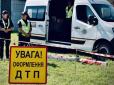 Моторошна аварія: У Києві перекинувся автобус 