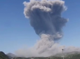 Люди налякані: У Росії вулкан викинув величезний стовп попелу - у будинках трясуться вікна (відео)