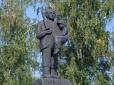 На Донбасі до Дня шахтаря відкрили дивну скульптуру: Українці кепкують, у гірнику розгледіли Леся Подерв'янського
