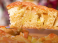 Найпростіший яблучний пиріг на швидку руку - ніжний, м'який і ароматний з хрусткою скоринкою