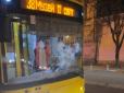 У центрі Києва неадеквати почали громити тролейбус. На допомогу водію відважно кинувся кур'єр на байку (відео)
