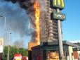 Будинок перетворився на гігантський смолоскип: У Мілані спалахнула масштабна пожежа в багатоповерхівці (фото, відео)