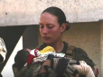 Фото військової США зі врятованою дитиною в Кабулі облетіло весь світ: Дівчина загинула під час теракту