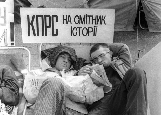 Фото: Укрінформ Студентське голодування на Хрещатику. Фото 1990 р