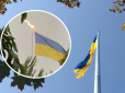 У Харкові блискавка вдарила у поставлений до Дня Українського Прапора флагшток. Однак символ вистояв (відео)