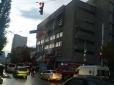 Загорівся коледж: На бульварі Шевченка в Києві сталася серйозна пожежа, є постраждалі (фото, відео)
