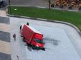Не минуло й доби: У Києві на Арсенальній площі у відкритий напередодні фонтан провалилася вантажівка (фото, відео)