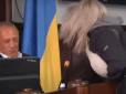 Дико кричала і намагалась бити: У Чернівцях неадекватна жінка напала на мера під час сесії міськради (відео)