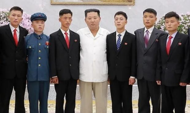 Кім зустрівся з молодими північнокорейцями.