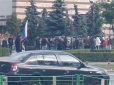 У Києві райдержадміністрацію на Троєщині оточили люди з російськими прапорами, зводять барикади (відео)