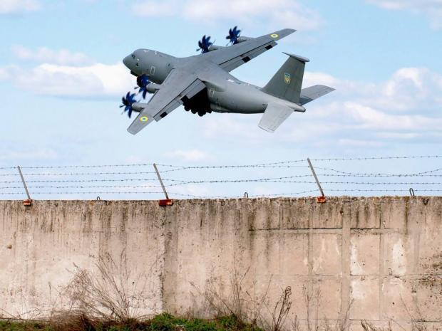 Збройні Сили України не проявляють інтересу до Ан-70. Тому очевидно, що цей літак потрібно "переробляти" під експортні умови