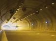 Книга рекордів Гіннеса зафіксувала результат: Італієць вперше в світі пролетів літаком автомобільний тунель (відео)