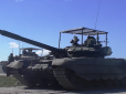 Натяк більш ніж очевидний: Під Ростовом нові російські танки посилюють захистом від американських Javelin, котрі є на озброєнні ЗСУ