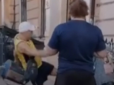 Відбили перехожі: Неадекват душив дівчину зашморгом посеред вулиці в Одесі