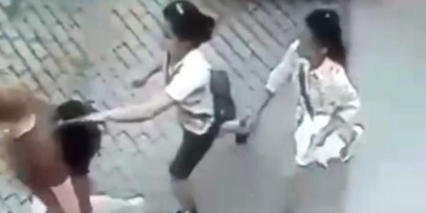 Інцидент стався на вулиці Саксаганського. Фото: скріншот з відео.