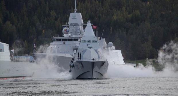 Військово-морські сили Швеції на маневрах, на передньому фоні - один із стелс-корветів типу Visby