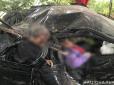 Китайська автівка підтвердила репутацію на живучість: Троє людей загинули у кривавій ДТП на Київщині, пасажирку закинуло аж у багажник (фотофакти)