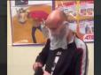 Без маски не обслуговували: Українець викрутився в магазині, вигадливо прикривши обличчя целофановим кульком (фотофакти)
