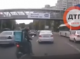У Києві водій скутера врятував кошеня, яке повзало на жвавій трасі: У мережі показали щемливе відео
