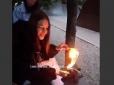 Друзі поруч сміялися та жартували: На Дніпропетровщині дівчина спалила український прапор (відео)