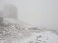Зима прийшла в Україну! У Карпатах випав сніг, на горі Піп Іван видимість обмежена (фото)
