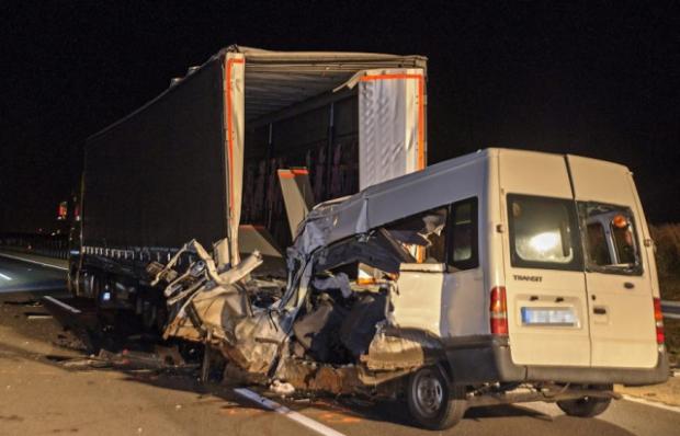 Закарпатці загинули в ДТП в Угорщині - мікроавтобус зіткнувся з каміоном (ФОТО)