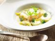 Надзвичайно смачний та наваристий: Рецепт особливого курячого супу із селерою та цибулею-пореєм