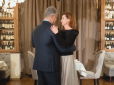 ​Поцілунок, білий танець і сюрприз. Марина Порошенко ніжно та вигадливо привітала чоловіка з 56-річчям (відео)