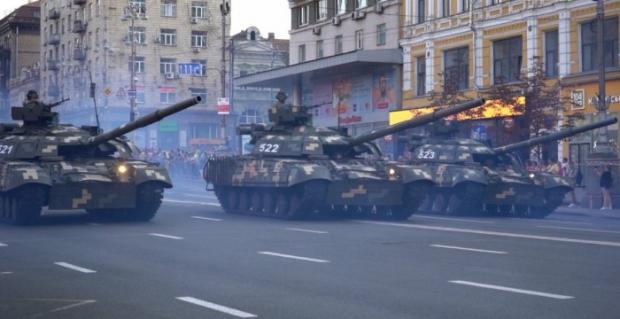 Модернізовані на ХБТЗ Т-64БМ2 з двигуном 6ТД на військовому параді У Києві 2021 року