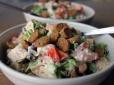 Справжній осінній смак: Рецепт салату з курячою грудкою, сухариками та овочами