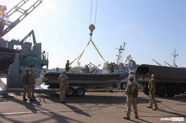 Спуск на воду човна 7M RIB ВМС України. Фото: АрміяInform